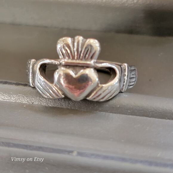 Traditional Claddagh Sterling Silver Ring, Symbolic Irish Vintage Jewelry - Picture 5 of 10
